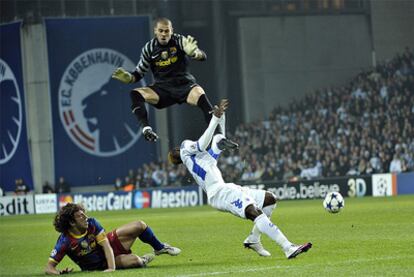 Víctor Valdés, instantes después de embestir a N'Doye con Puyol como testigo.