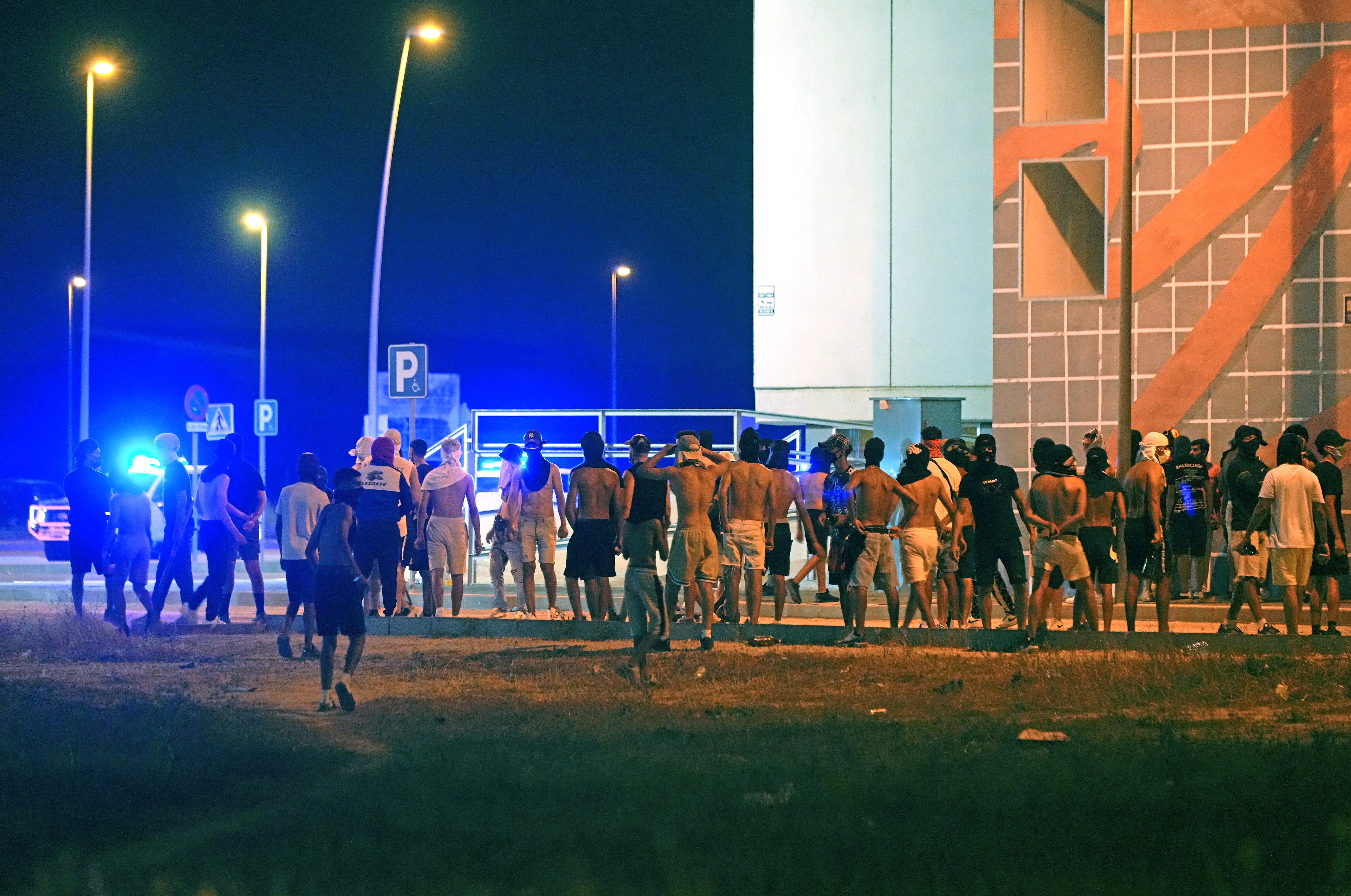Cuarta noche en la zona cero en Torre Pacheco: “No vamos a abrir un negocio hasta que esto no se calme” 
