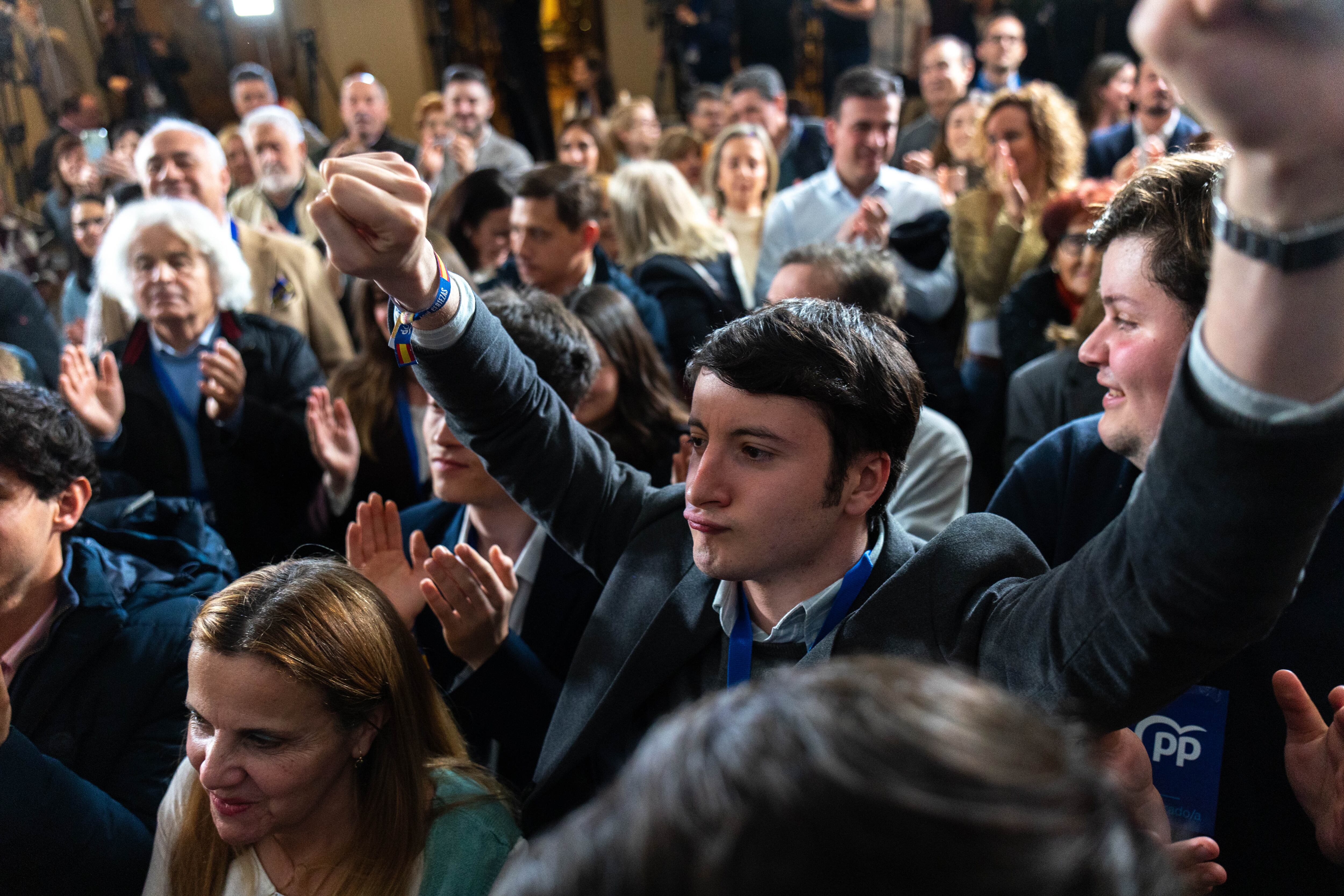 Un seguidor del PP celebra los resultados de su partido en el hotel Alameda de Salamanca este domingo. 