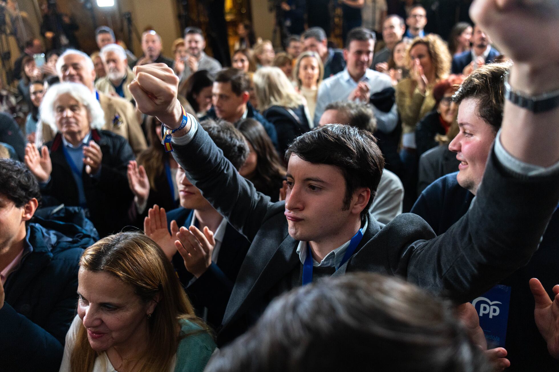El PP gana las elecciones y contiene a Vox en Castilla y León mientras ...
