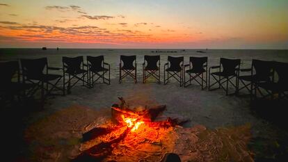 Fuego de campamento en el salar de Makgadikgadi Pan en Botsuana.