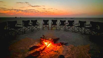 Fuego de campamento en el salar de Makgadikgadi Pan en Botsuana.