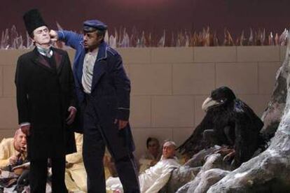 Una escena de <i>Desde la casa de los muertos,</i> de Janácek, que se estrenó ayer en el Teatro Real.
