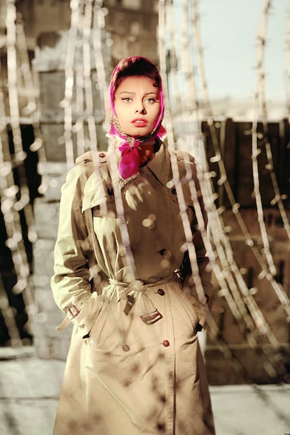 La llave. La sensualidad y teatralidad de los estilismos más célebres de Sophia Loren quedan en un segundo plano en este look de gabardina del filme dirigido por Carol Reed. La prenda, sin embaro, sigue resultando en ella tan enigmática somo femenina. Y, por supuesto, anudar el cinturón siempre resulta más estiloso que abrocharlo.