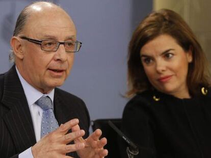 La vicepresidenta del Gobierno, Soraya S&aacute;enz de Santamar&iacute;a y el ministro de Hacienda, Crist&oacute;bal Montoro, durante la rueda de prensa posterior a la reuni&oacute;n del Consejo de Ministros celebrado hoy en La Moncloa. EFE/