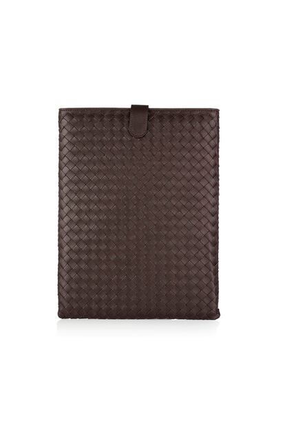 Funda de piel en color chocolate de Bottega Veneta. Precio: 430 euros.