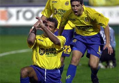 Anderson celebra su gol y Riquelme acude a felicitarle.