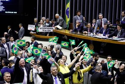 Deputados comemoram aprovação da reforma da Previdência.