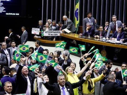 Deputados comemoram aprovação da reforma da Previdência.