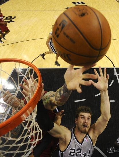 A la derecha, Splitter, de los Spurs, lucha por el rebote con Anderson, de los Heat.