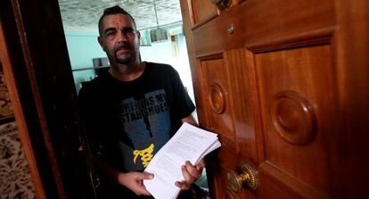 Mauricio Rivas, en la puerta de su casa en La Línea (Cádiz).