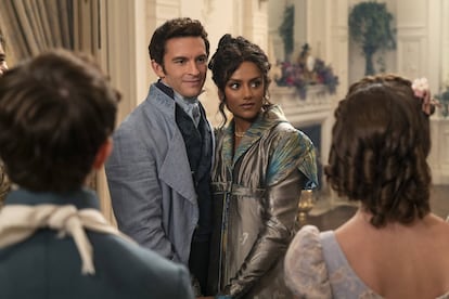 Jonathan Bailey y Simone Ashley durante las grabaciones de la tercera temporada de 'Los Bridgerton'.