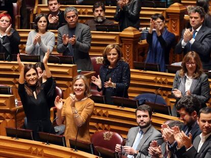 Diputados portugueses aplauden la aprobaci&oacute;n de la ley que permite adoptar a las parejas gais.