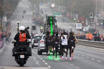 O atleta queniano Eliu Kidpchoge foi a primeira pessoa que conseguiu baixar a marca de duas horas em uma maratona, em Viena, no dia 12 de novembro. A prova, preparada milimetricamente para alcançar esse feito, não pode ser considerada um recorde mundial nem será registrada nos livros oficiais.