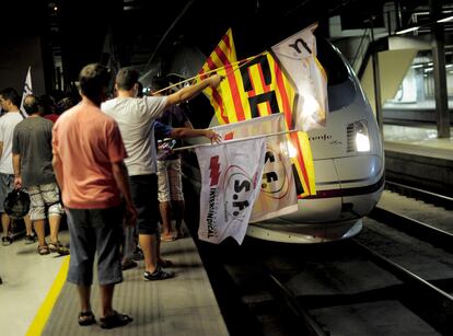 Piquetes informativos, a la llegada de un AVE en la estación de Sants.