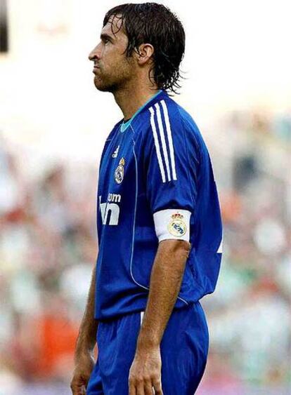 Raúl, durante el partido contra el Racing de Santander.