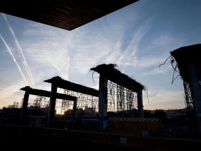 Obras de derribo del &#039;tambor&#039; de hormig&oacute;n de la plaza de las Gl&ograve;ries. 