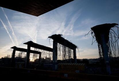 Obras de derribo del 'tambor' de hormigón de la plaza de las Glòries.