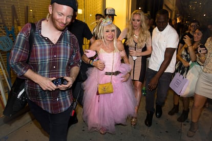 La diseñadora Betsey Johnson con un look nada convencional.