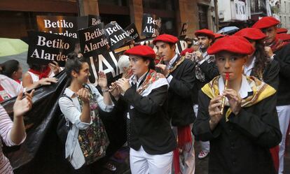 Plásticos negros en Hondarribia para protestar por el desfile de la compañía mixta Jaizkibel.