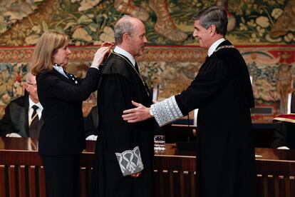 Juan Carlos Campo (en el centro) junto al presidente del Tribunal Constitucional, Pedro González-Trevijano, a la derecha, durante su toma de posesión como  magistrado del Tribunal Constitucional, en febrero de 2023.