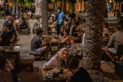 Las terrazas de la isla se benefician de la relajación en las restricciones sanitarias. En la imagen, una de ellas en el centro de Ibiza.