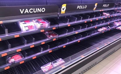 Una estantería de productos cárnicos casi vacía en un supermercado madrileño. 