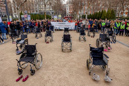 Concentración convocada por asociaciones de familiares en recuerdo de los fallecidos en residencias en 2020, el jueves frente al Tribunal Supremo, en Madrid.