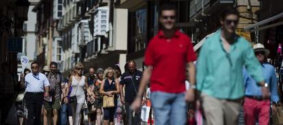 Un grupo de turistas españoles en el centro de Málaga.