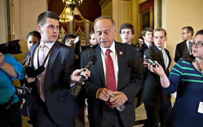 La prensa aborda a un legislador republicano en el Capitolio.
