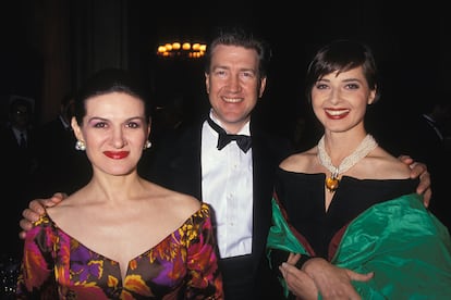 La vida social de Lynch aumentó durante sus años con Rossellini. En la imagen, posan con Paloma Picasso en París en 1990.