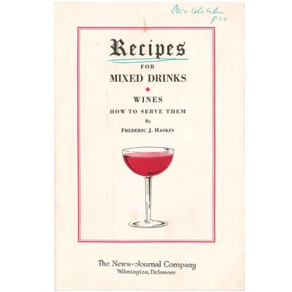 Vale quizá nos hemos pasado, pero tiene una explicación. En 1934 sale a la venta un libro titulado 'Bebidas mezcladas”, que llevaba la firma de Frederic J. Askin. A partir de ahora, y para todos nosotros, un verdadero genio. Un jefazo que se dedicó a poner por escrito sus delirantes (y avanzadas) ideas sobre el mix. Por supuesto, en estas páginas aparece muchas veces Coca-Cola con distintos acompañantes, el que más alucinados nos ha dejado es la sidra. El bueno de Askin lo que viene a decir es que Coca-Cola es una bebida que casa con todo.