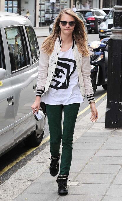 Cara Delevingne se cuela en la lista de aciertos con este look informal.El detalle: el encaje que decora su bomber.