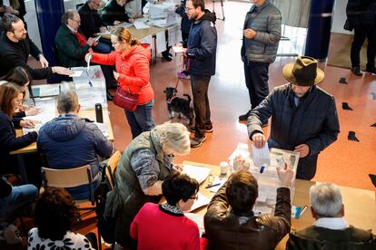 Ambiente electoral en el colegio electoral del IES Antón Fraguas, en Santiago.