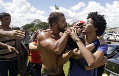 Un manifestante contra el gobierno y un partidario cerca del palacio de Planalto, en Brasilia.