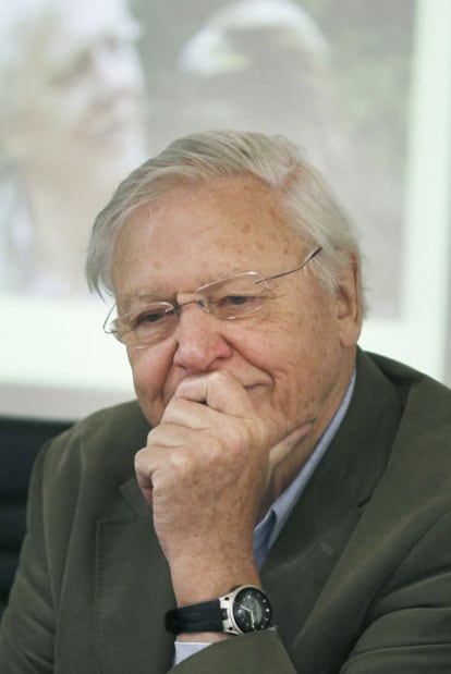 El naturalista David Attenborough, en un coloquio con alumnos de Biología, en Santiago.