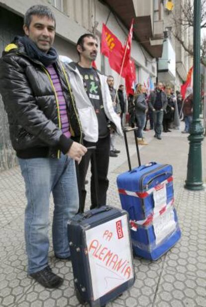 Un grupo de trabajadores del Hostal de los Reyes Católicos con maletas con el lema "a Alemania" se manifestaron el pasado 28 de diciembre en contra de las medidadas laoborales adopatadas por Paradores. EFE/Archivo