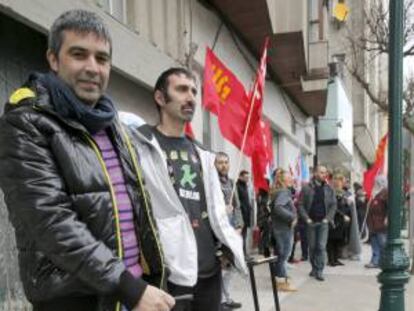 Un grupo de trabajadores del Hostal de los Reyes Católicos con maletas con el lema "a Alemania" se manifestaron el pasado 28 de diciembre en contra de las medidadas laoborales adopatadas por Paradores. EFE/Archivo