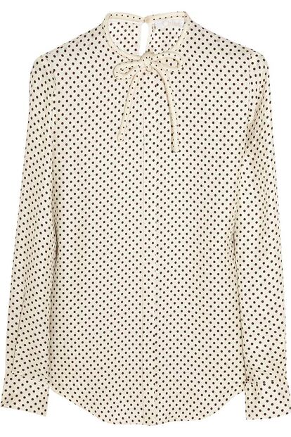 Camisa de seda con estampado de mini lunares y detalle de lazo al cuello. Es de Chloé (690 euros).