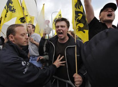 Manifestantes flamencos protestan, el pasado 2 de junio, contra tres alcaldes francófonos que enviaron material electoral en francés.