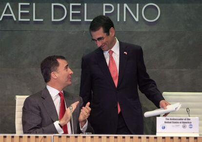 El Príncipe de Asturias conversa con el embajador de EE UU en España, Alan Solomont, en la inauguración de la Cumbre de Innovación en el Voluntariado, celebrada en la Fundación Rafael del Pino, en Madrid.