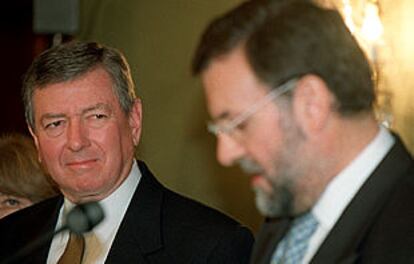 El fiscal general, John Ashcroft (a la izquierda), junto al ministro de Interior, Mariano Rajoy, en Madrid.