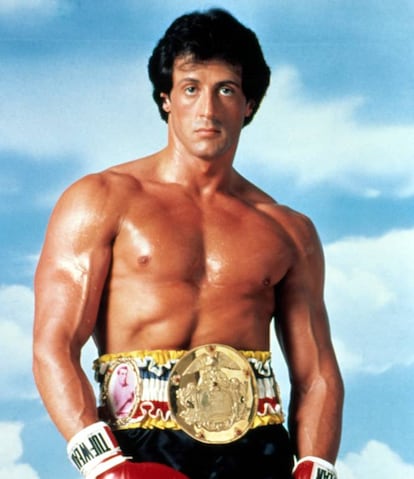 Quizá el mejor actor de este ranking, aunque no en el sentido tradicional de la palabra. Sylvester Stallone (Nueva York, 1946) interpreta con su presencia física, y consigue fingir que no es consciente de su aparatosa envergadura. Sin embargo, su estatus en la cultura popular ha ido deteriorándose por culpa de secuelas que traicionaban la filosofía de sus originales ('Rocky', el triunfo del fracasado; 'Acorralado', los traumas de la guerra y el engaño del gobierno en Vietnam) y películas espantosas en las que ni siquiera Stallone parecía querer estar. Sin embargo, hay algo conmovedoramente humano en sus personajes, una mirada que nos sugiere que no ha tenido una vida fácil, pero que salva a los demás sencillamente porque es lo que tiene que hacer: 'Daylight', 'Copland' o 'Máximo riesgo', en cuyo prólogo intentaba salvar a una pobre escaladora y lograba construir una tragedia de cinco minutos como pocas se han visto en el cine de acción. Stallone es parte de la vida de muchos espectadores que hoy, una vez dejada atrás la parodia y el chiste fácil, le recuerdan con cariño porque lo que nunca ha dejado de ser es un buen tío. Y eso sí que es raro en Hollywood.