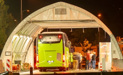 Un autocar procedente de Austria es controlado en el puesto fronterizo de la autopista A93, cerca de Kiefersfelden, en el lado alemán.