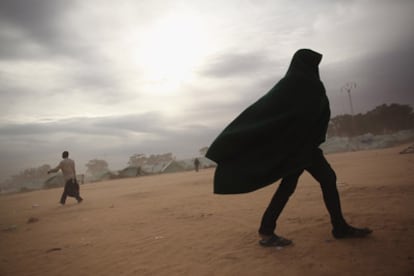 Un hombre camina por el campo de desplazados de Ras Jdir, Túnez, donde han ido a parar miles de refugiados huidos de Libia. En el campo permanecen aquellos que no  tienen dinero para llegar hasta sus países, y que estos no se preocupan de su repatriación.