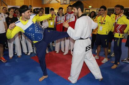 El jugador del Villarreal Mario Gaspar aprende taekwondo con uno de los integrantes de la selección Sub 21 dirigida por Miguel Ángel Herránz en Adelaida (Australia) en 2015.