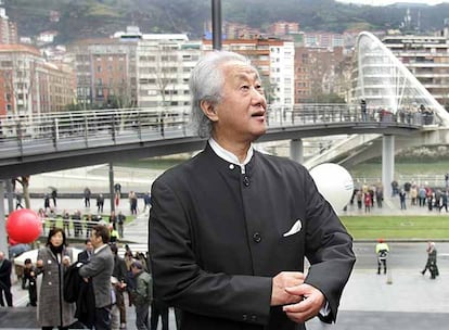 El arquitecto japonés Arata Isozaki, delante del paso elevado que ha diseñado para conectar la pasarela de Calatrava (al fondo) a Uribitarte.