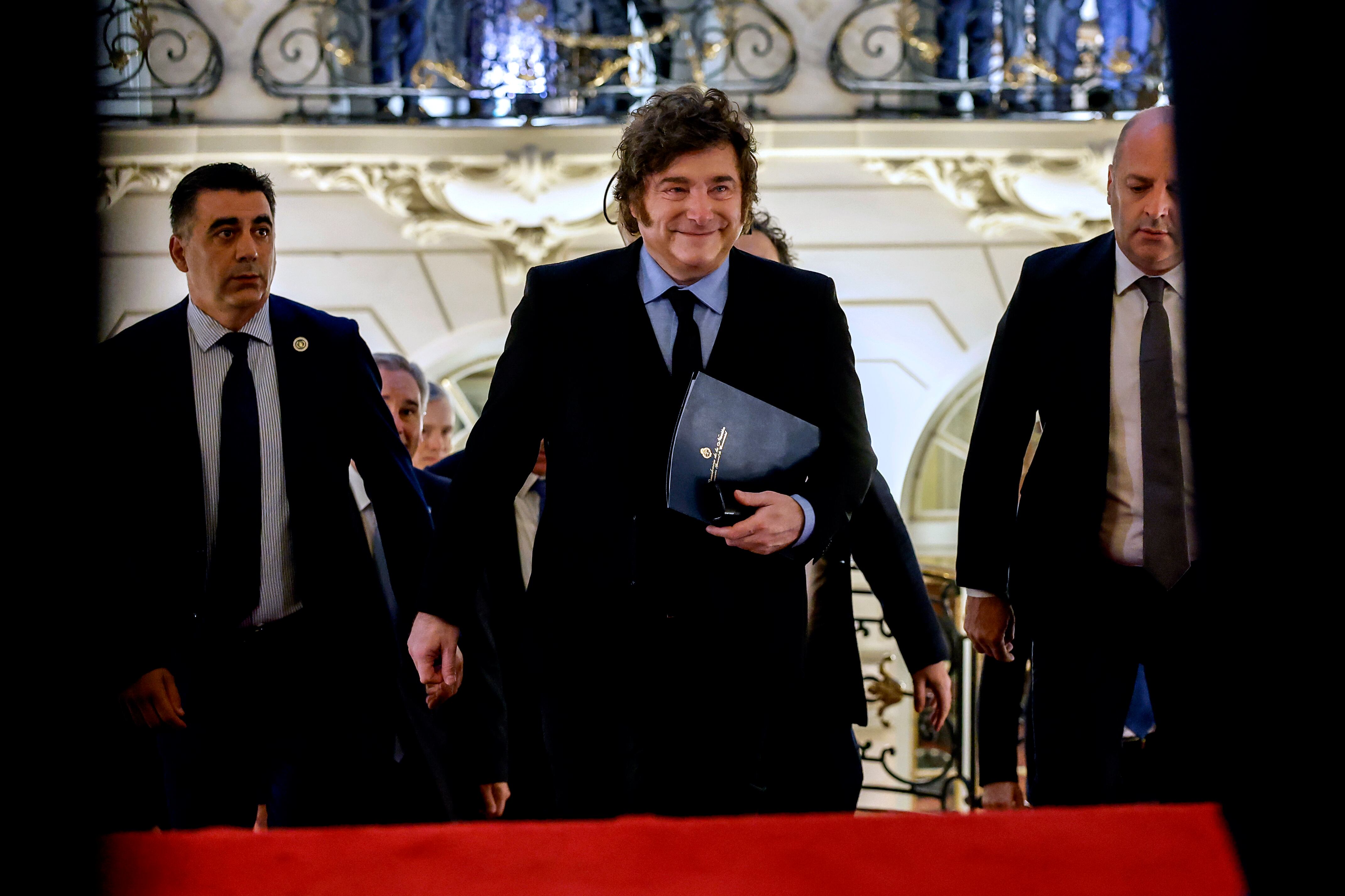 Milei vuelve a España después de sacudir la campaña con sus insultos a Pedro Sánchez
