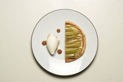 Tarta de manzana con helado de leche del restaurante Narru, en San Sebastián.