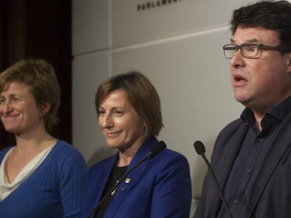 Anna Simó (a la izquierda), junto a Carme Forcadell y Joan Josep Nuet, en el Parlamento catalán.